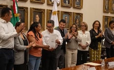 Comisión Estatal de Vivienda entrega 29 escrituras tras 20 años de espera