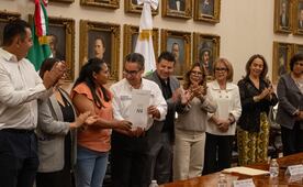 Comisión Estatal de Vivienda entrega 29 escrituras tras 20 años de espera