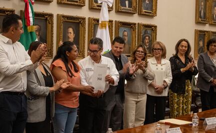 Comisión Estatal de Vivienda entrega 29 escrituras tras 20 años de espera