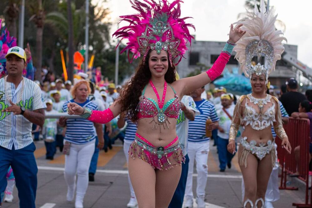 La alcaldesa del puerto de Veracruz, Paty Lobeira, inauguró oficialmente las actividades del Carnaval, que incluirá una destacada lista de artistas internacionales.
Foto: Producción El Universal Puebla