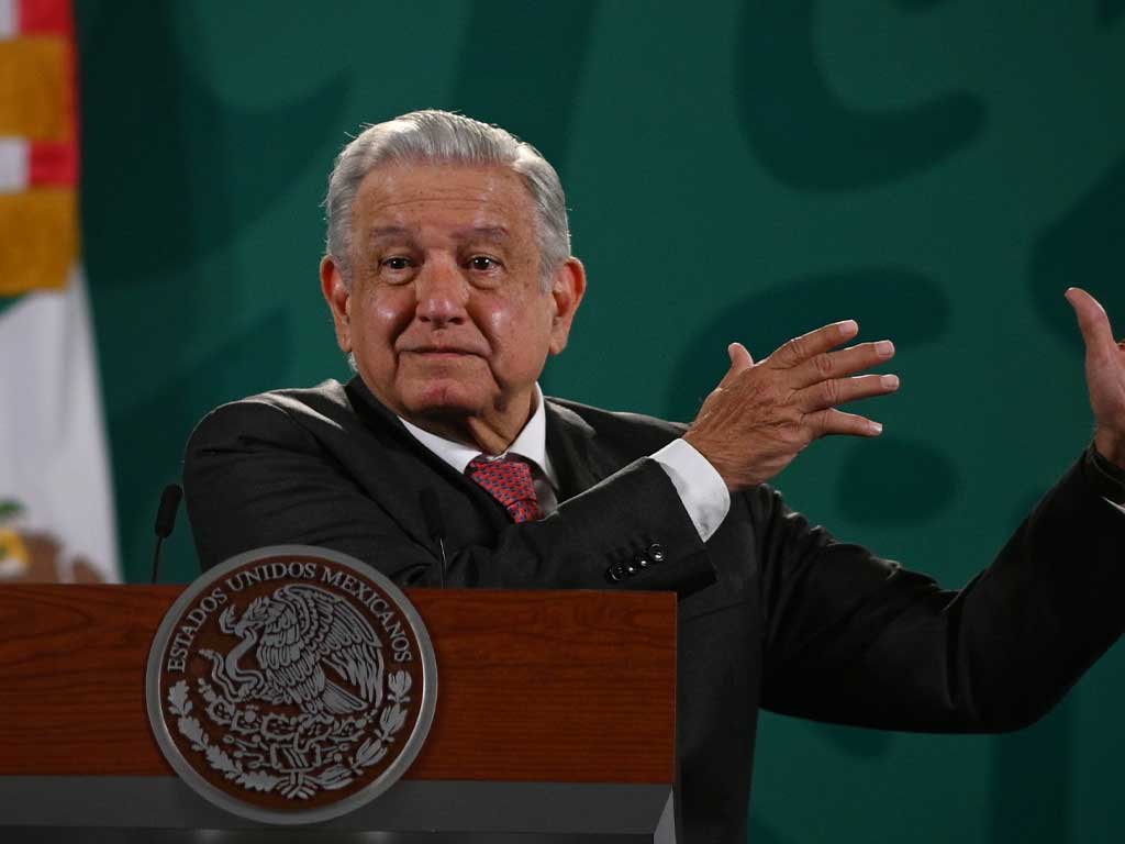 AMLO anuncia línea para denunciar huachicol, tras explosión en Puebla