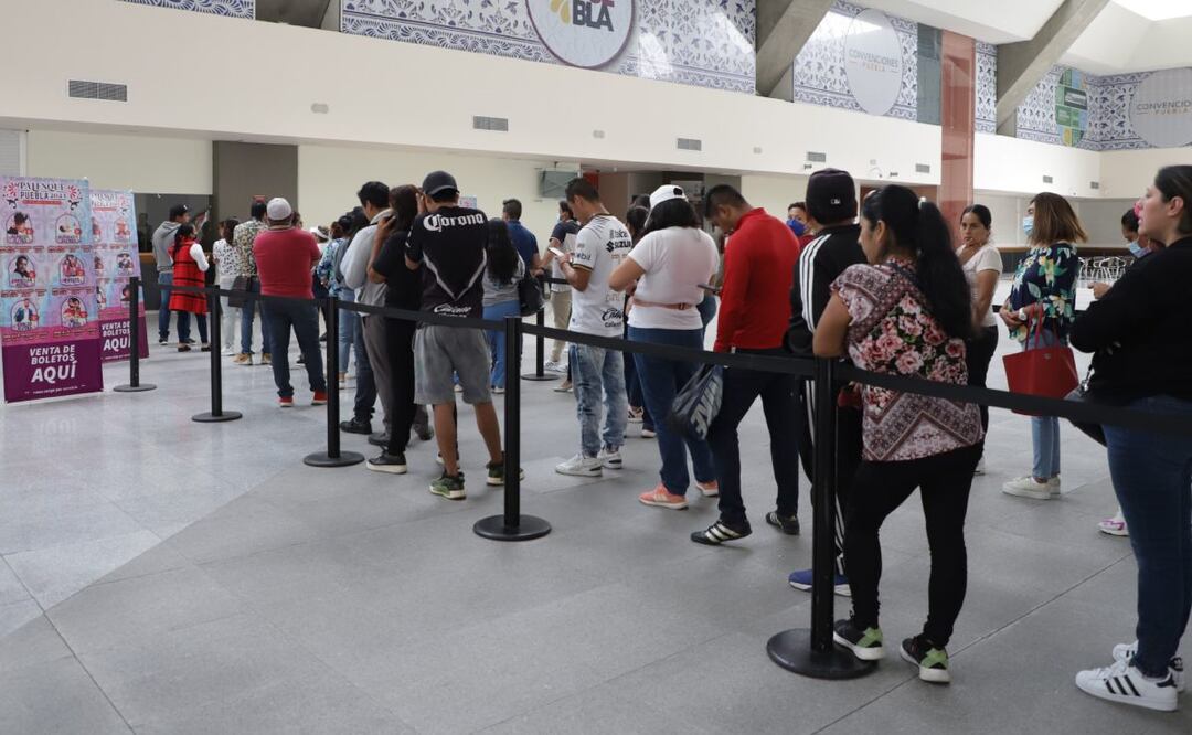 Largas filas en el Centro Expositor | FOTO: Agencia Es Imagen para El Universal Puebla