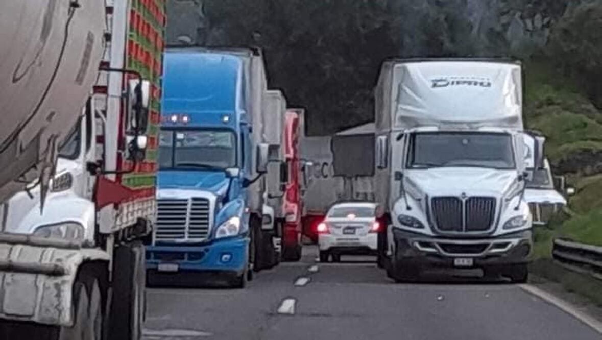 El evento ha causado interrupciones importantes en la circulación, lo que ha llevado a las autoridades a trabajar con urgencia en la evaluación y limpieza del área afectada para restablecer la seguridad y el tránsito en esta vital ruta.
Foto: Producción El Universal Puebla