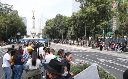 Pese a la pandemia, decenas de personas se congregan para ver el desfile militar