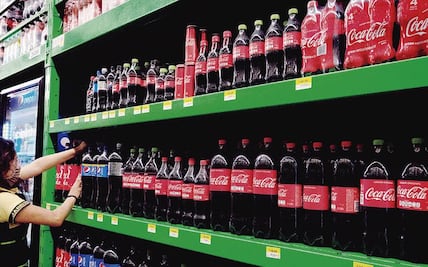 Coca Cola subió de precio; ¿por qué y cuánto costará ahora el refresco?