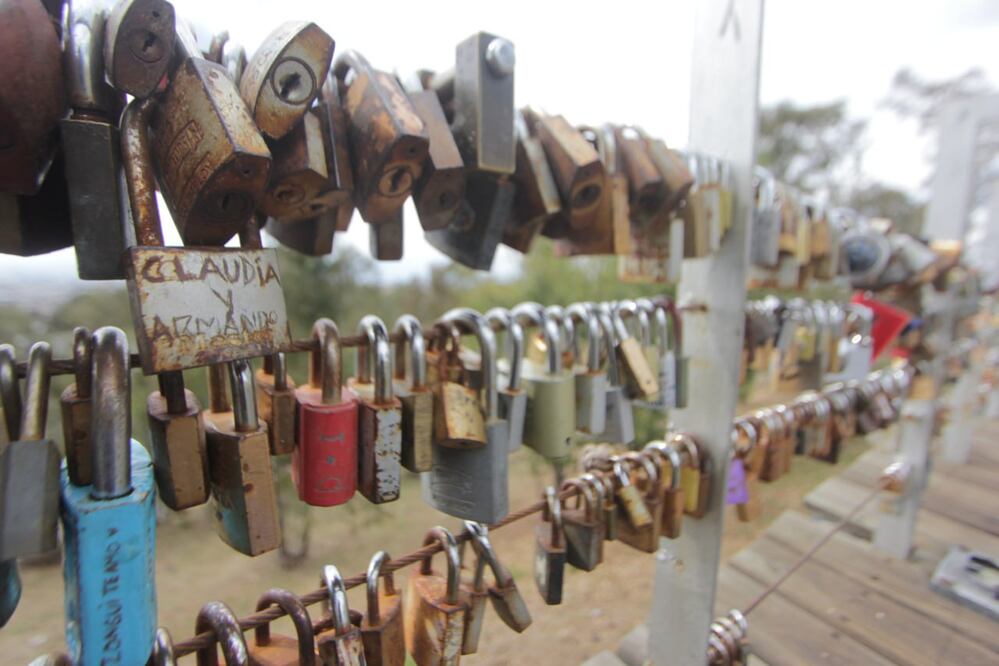 En la zona de Los Fuertes los enamorados colocan candados en el mirador | Foto: Agencia Es Imagen para El Universal Puebla