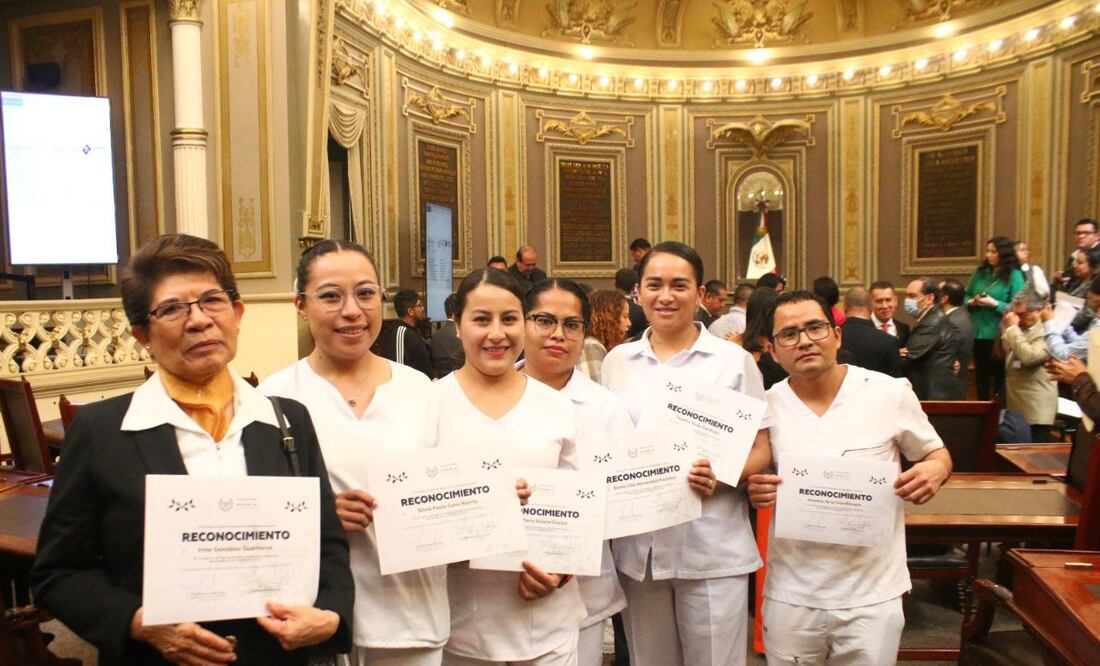 Personal médico del ISSSTEP recibió un reconocimiento en el Congreso local | Foto: Agencia Es Imagen para El Universal Puebla