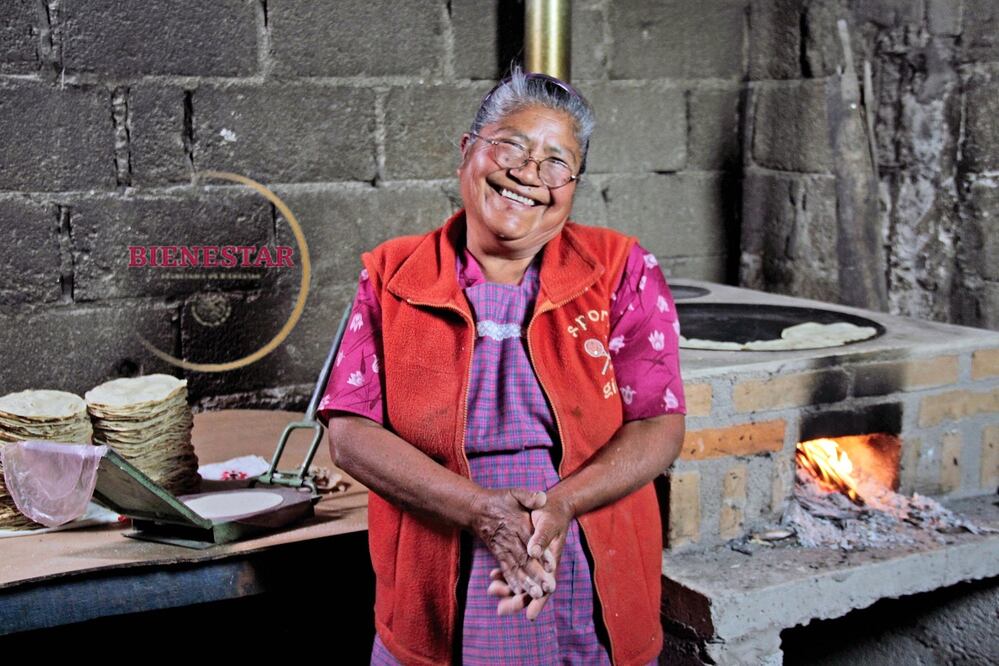 Las tarjetas del Bienestar pueden ser usadas sin costo en los establecimientos con terminal bancaria, facilitando así la compra y el retiro de efectivo sin comisiones. 

Foto: Producción El Universal Puebla