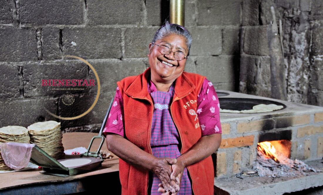 Las tarjetas del Bienestar pueden ser usadas sin costo en los establecimientos con terminal bancaria, facilitando así la compra y el retiro de efectivo sin comisiones.
Foto: Producción El Universal Puebla