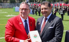 Presidente del Desfile de las Rosas entrega bandera a Armenta; la banda del CENHCH desfilará en California
