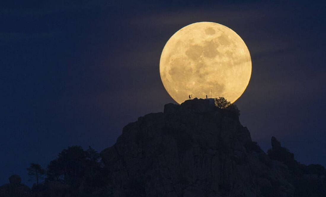 Este fenómeno fue inmortalizado por entusiastas y astrónomos profesionales que aprovecharon la oportunidad para fotografiar la conocida como "Luna de esturión".
Foto: Producción El Universal Puebla