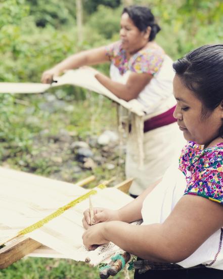 Ropa tejida por indígenas de Pahuatlán triunfa en desfiles de moda  