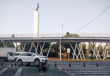 Camioneta aterriza en bolardos en Bulevar Hermanos Serdán