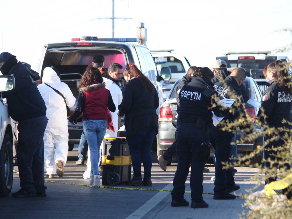 Los descubren con un cadáver en la cajuela