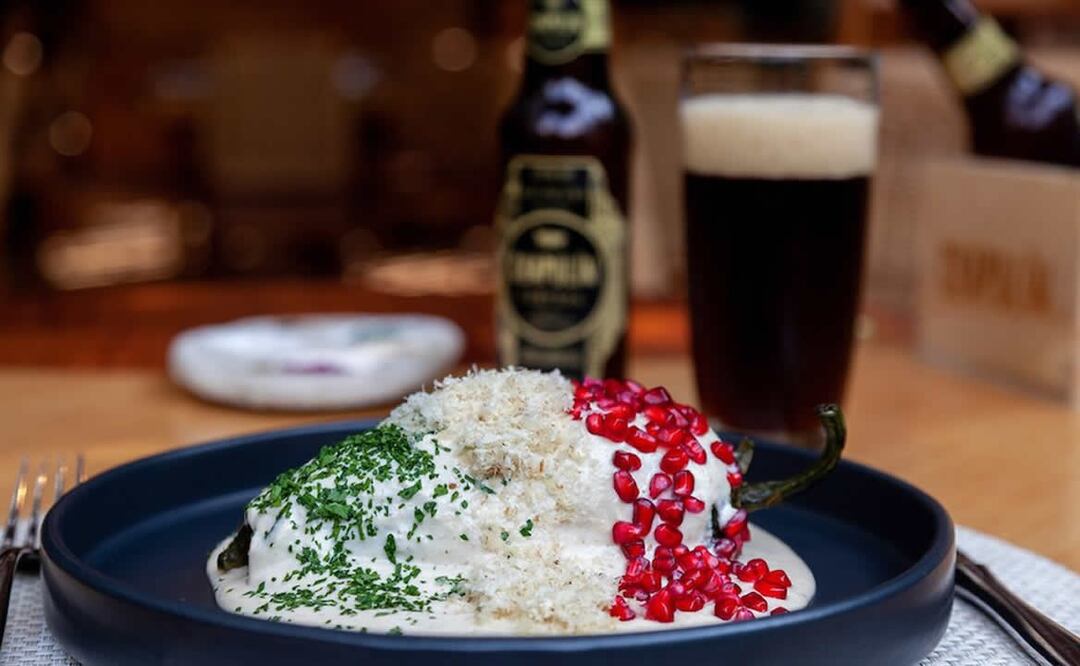 La cerveza hace buen maridaje con los chiles en nogada. Foto: Grupo Presidente