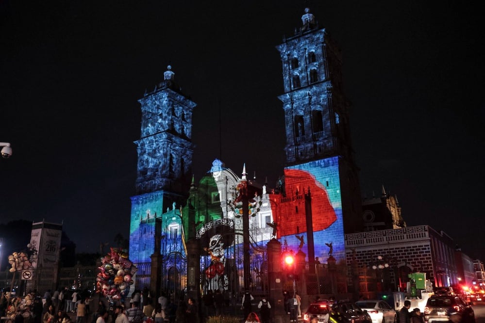 Los poblanos se reúnen en el zócalo de Puebla para celebrar el Grito de Independencia | Foto: EsImagen