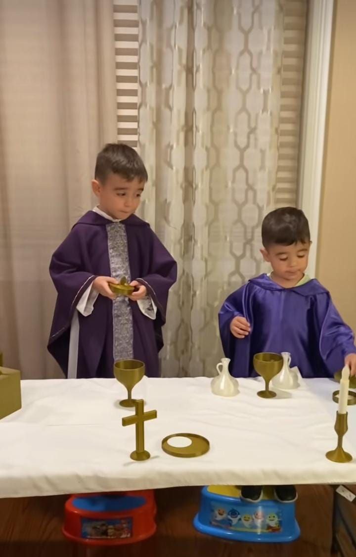 Abdiel es el niño viral en TikTok por jugar a ser sacerdote | Foto: Video de TikTok