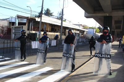 Fuerte despliegue policiaco en mercado Amalucan para iniciar trabajos de remodelación