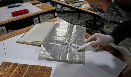 Hallan hojas de oro de 200 años en el Archivo municipal