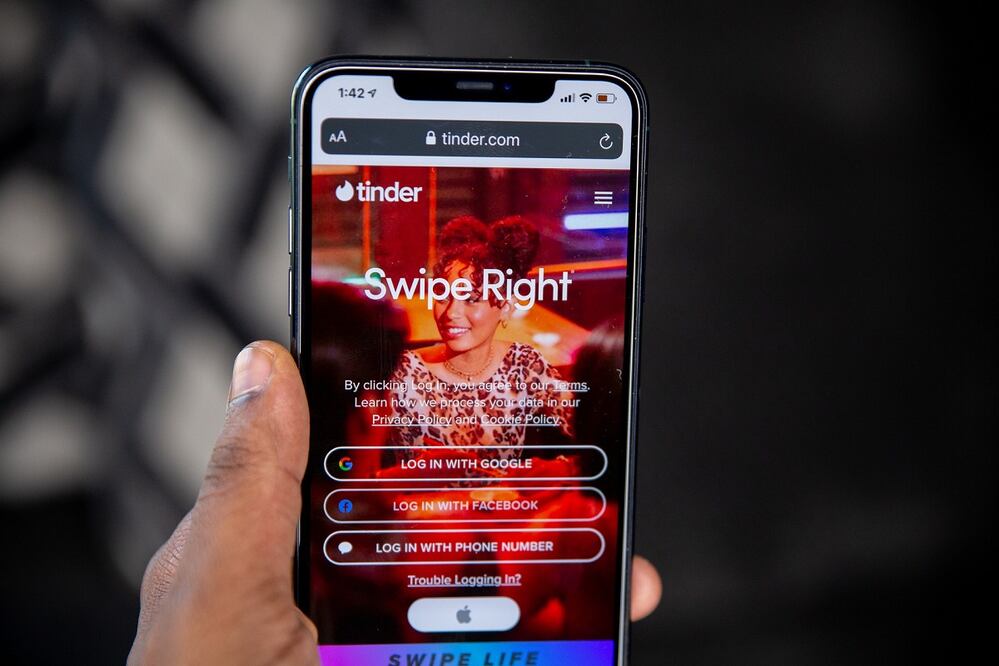 Simon Leviev, “El estafador de Tinder” y sus mejores memes. Foto: Tinder