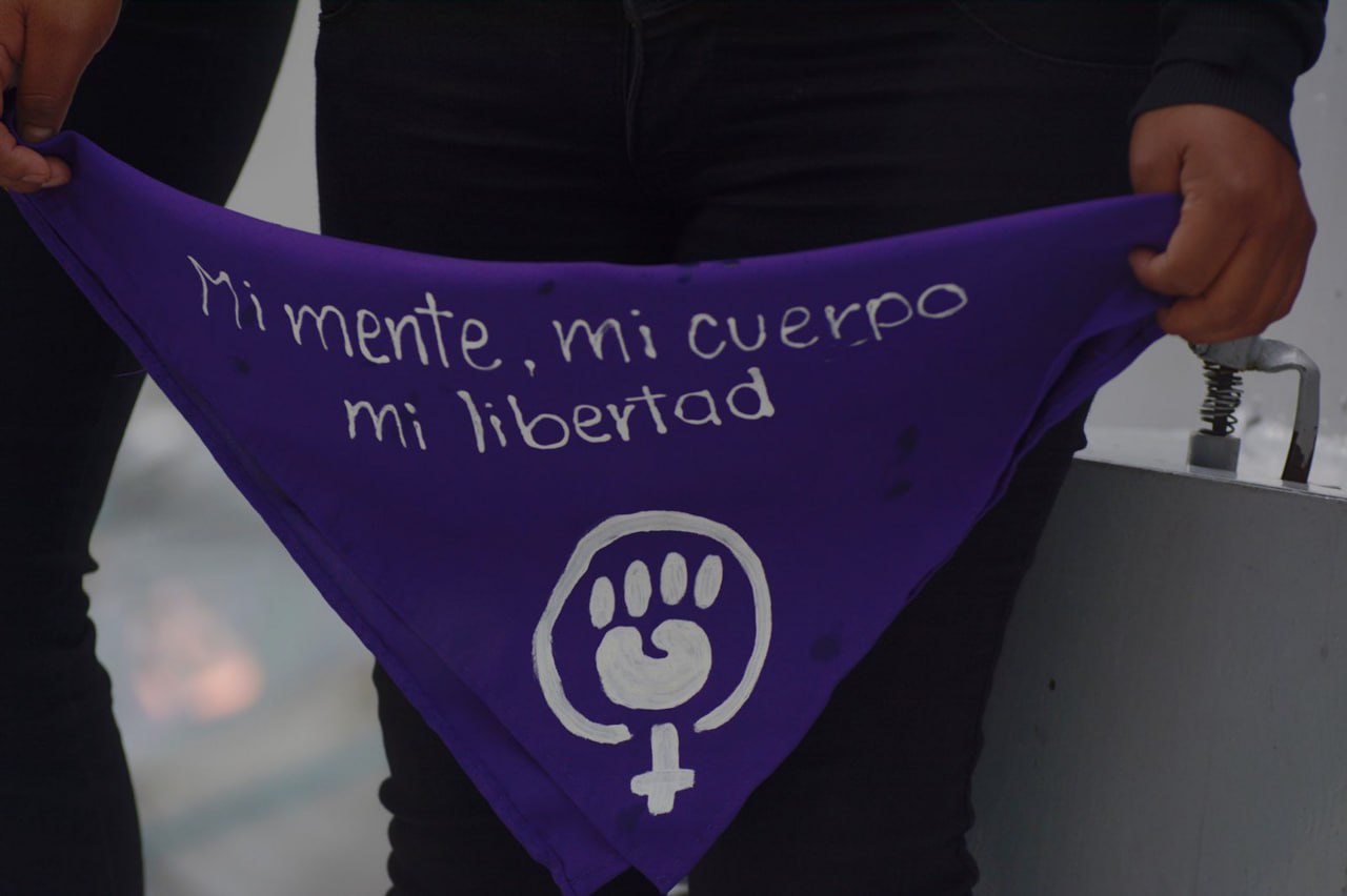 En tendedero de denuncia exponen casos de violencia de género en la Ibero Puebla