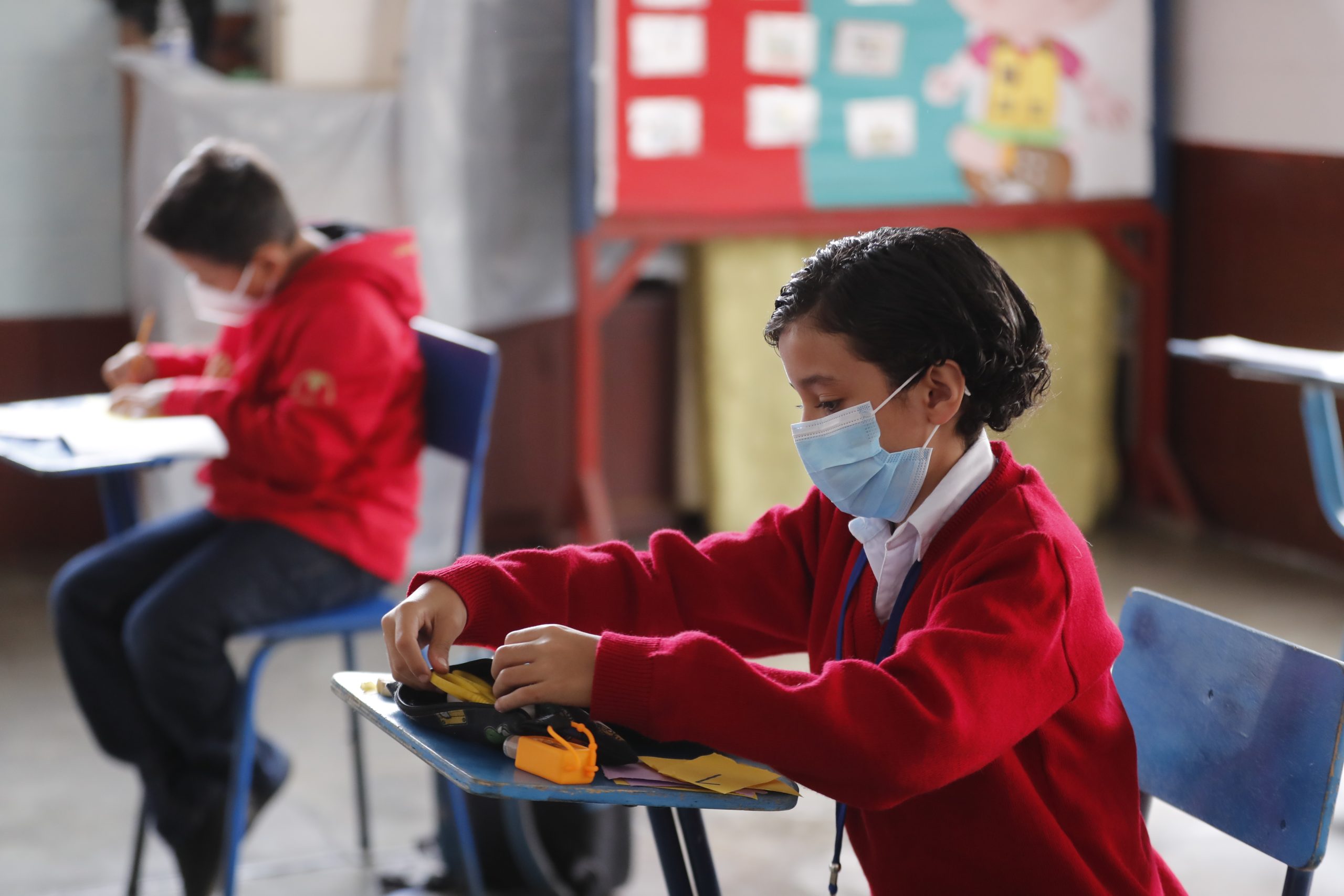 Este calendario es fundamental para que padres, alumnos y docentes estén informados sobre los días de clases, los periodos de vacaciones y las fechas de evaluaciones, garantizando así una mejor organización en el ámbito educativo.

Foto: Producción El Universal Puebla