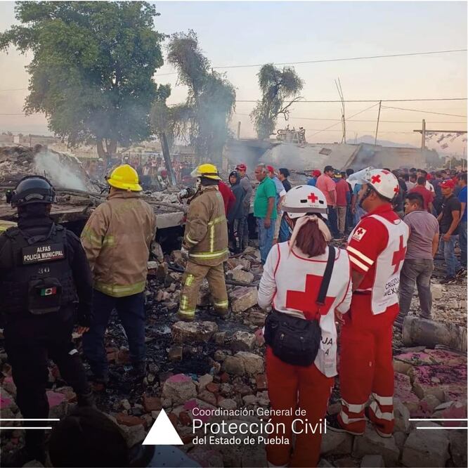 La explosión de un polvorín en la junta auxiliar de Santa María Moyotzingo dejó personas muertas y heridas | Foto: PC Estatal Puebla