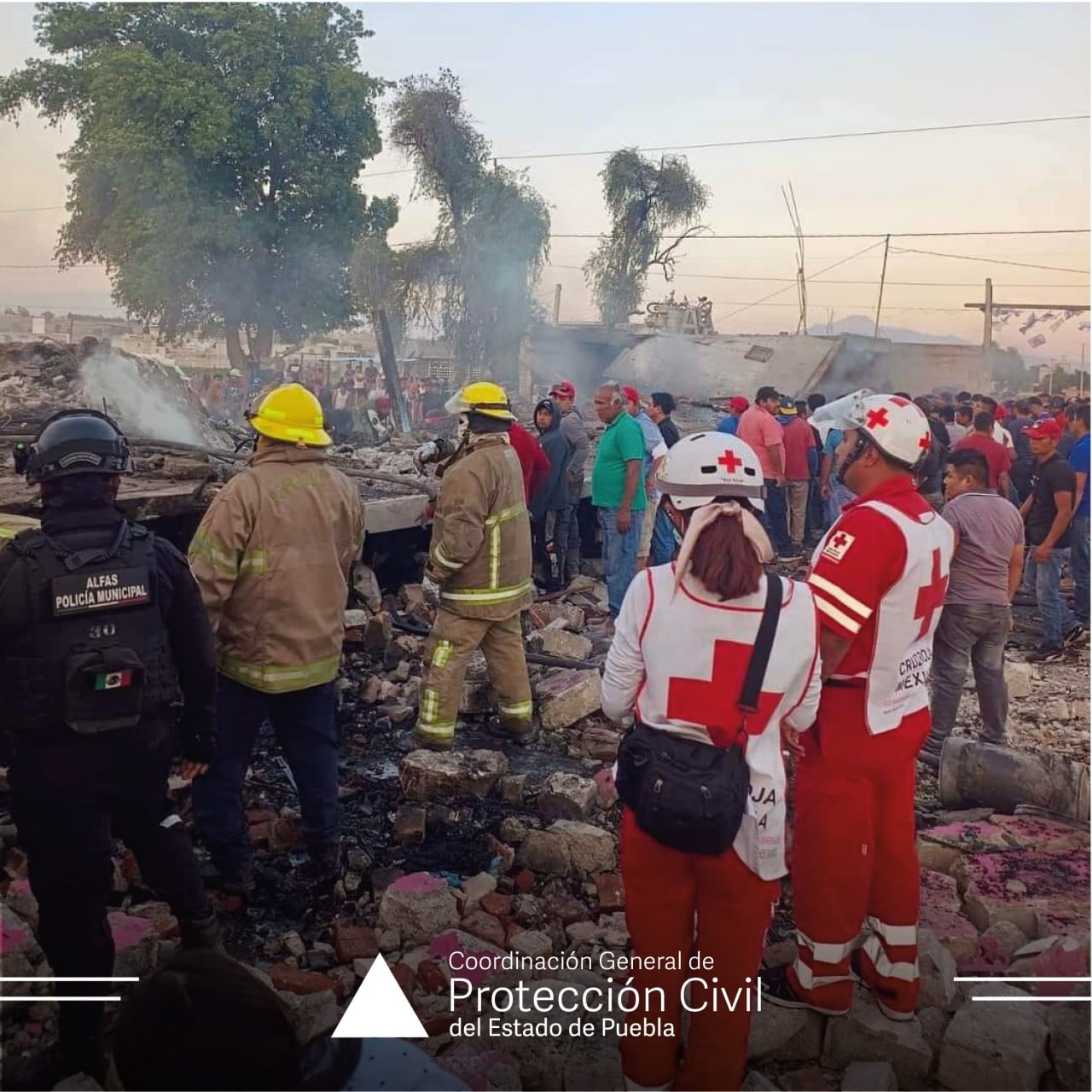 La explosión de un polvorín en la junta auxiliar de Santa María Moyotzingo dejó personas muertas y heridas | Foto: PC Estatal Puebla