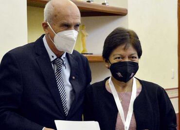 Lilia Cedillo recibe medalla de la Universidad de Camagüey por su 55 aniversario