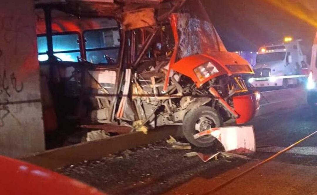 Una unidad de la Ruta 28 quedó destrozada tras chocar en la México-Puebla | Foto: Especial