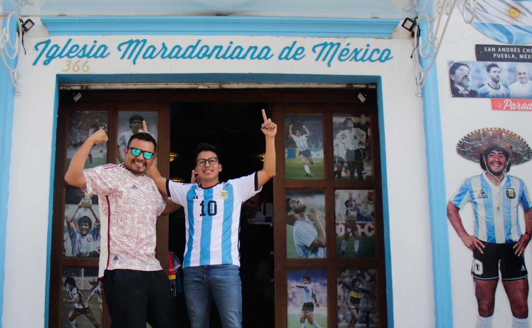 Los aficionados de Messi no dudaron en celebrar en la iglesia dedicada a Diego Armando Maradona y el fútbol argentino | Foto: Agencia Es Imagen para El Universal Puebla