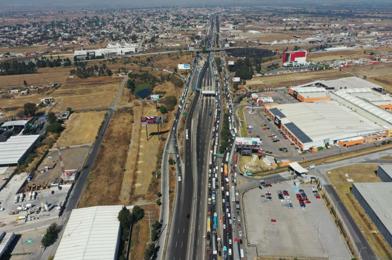 Por otro lado, la Guardia Nacional ha reportado un cierre total de circulación en la autopista Puebla-Córdoba, específicamente en el kilómetro 231+100, debido a un deslave de talud sobre la carpeta asfáltica.

Foto: Producción El Universal Puebla 