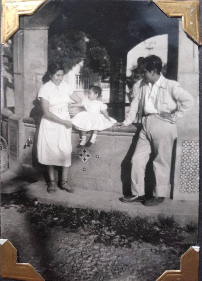 Anab Carsor compartió la fotografía de sus abuelitos y tía visitando la fuente en 1955