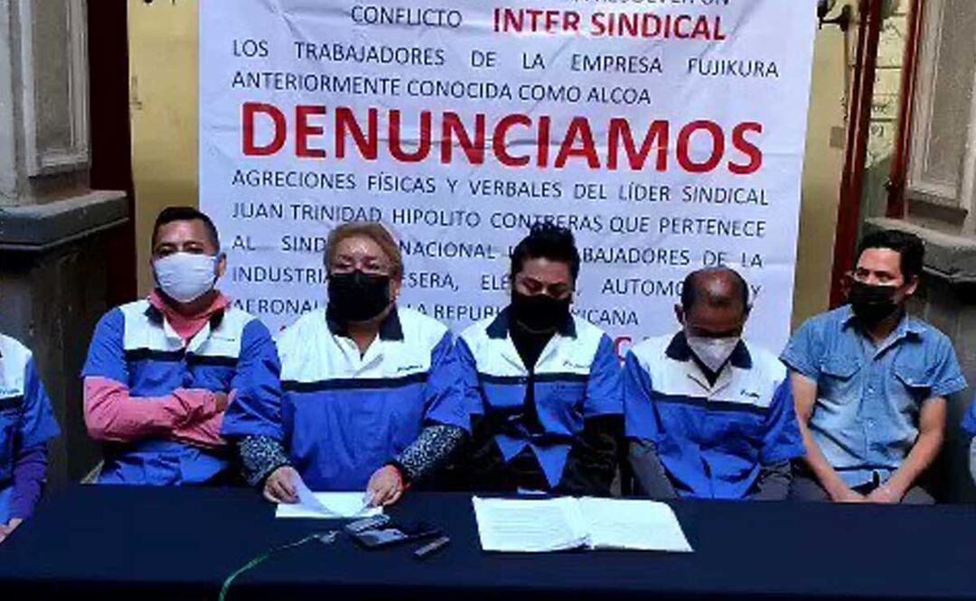 Trabajadores de Alcoa Fujikura convocaron a la prensa para denunciar que eran intimidados para la validación del Contrato Colectivo de Trabajo | foto:  agencia Es Imagen para El Universal Puebla