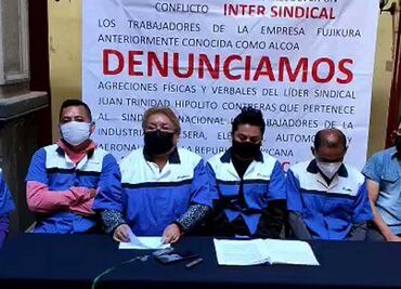 Presunto policía estatal espía rueda de prensa de trabajadores de Alcoa Fujikura
