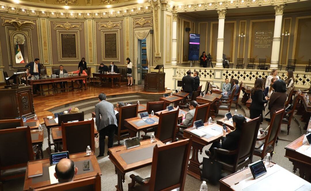 Algunos diputados en Puebla dan razones poco claras sobre los motivos para ausentarse en las sesiones del Congreso. | Foto: Agencia Es Imagen para El Universal Puebla