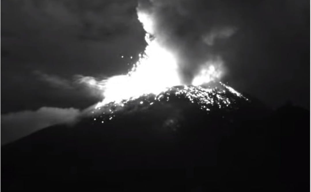 Pobladores de las faldas del volcán Popocatépetl reportaron explosiones y presencia de material incandescente | Foto: Twitter Protección Civil Estatal Puebla