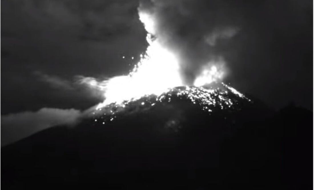 Pobladores de las faldas del volcán Popocatépetl reportaron explosiones y presencia de material incandescente | Foto: Twitter Protección Civil Estatal Puebla