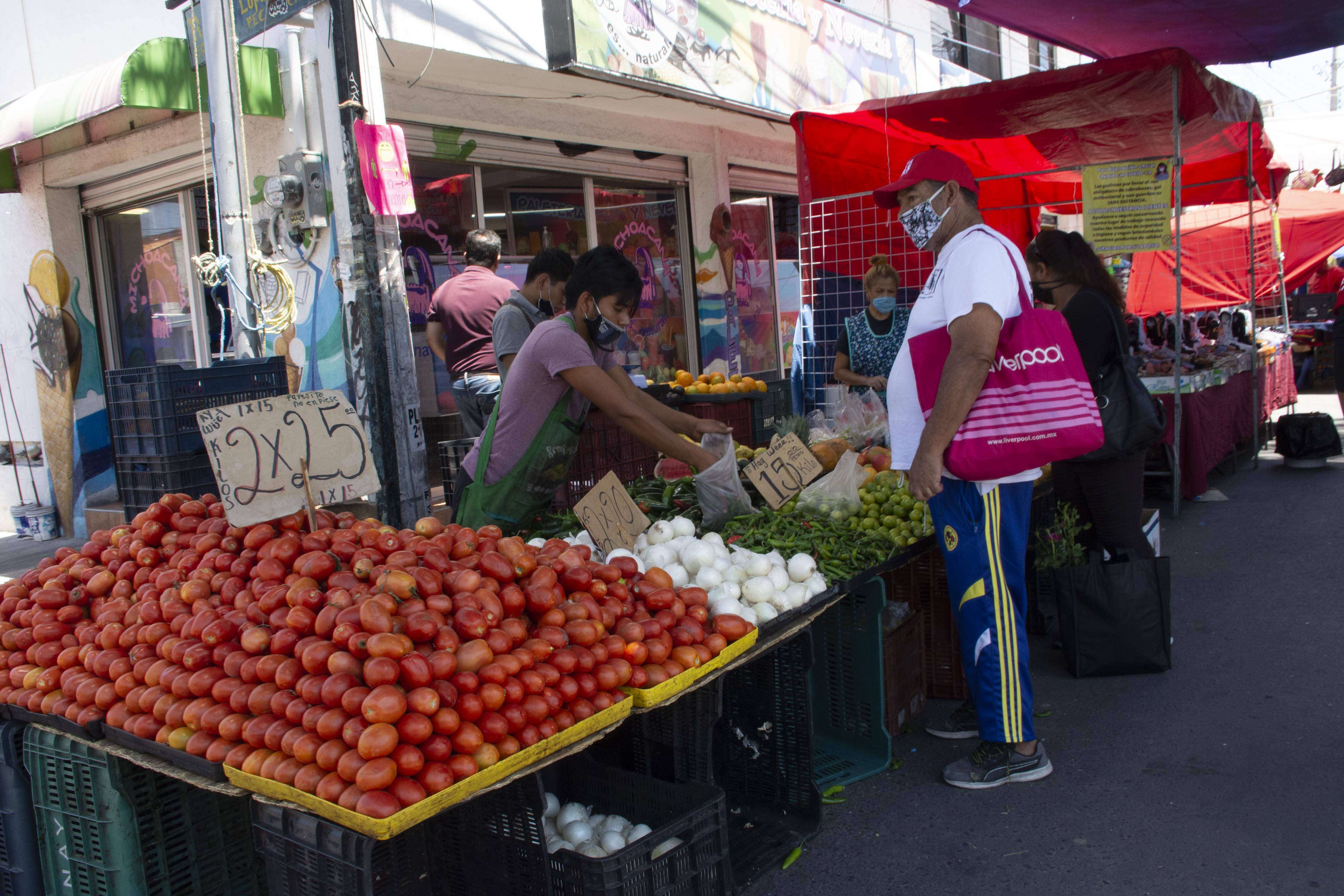 Este aumento se debe principalmente a la presión que ejercen los precios de los alimentos, siendo las frutas y verduras los productos que más contribuyen a esta tendencia inflacionaria a nivel nacional.

Foto: Producción El Universal Puebla