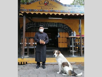 Lo más tierno que verás hoy. Restaurante poblano diario le da de comer a un lomito