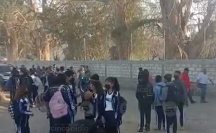 Bloquean acceso en primaria de Izúcar, piden salida de directora