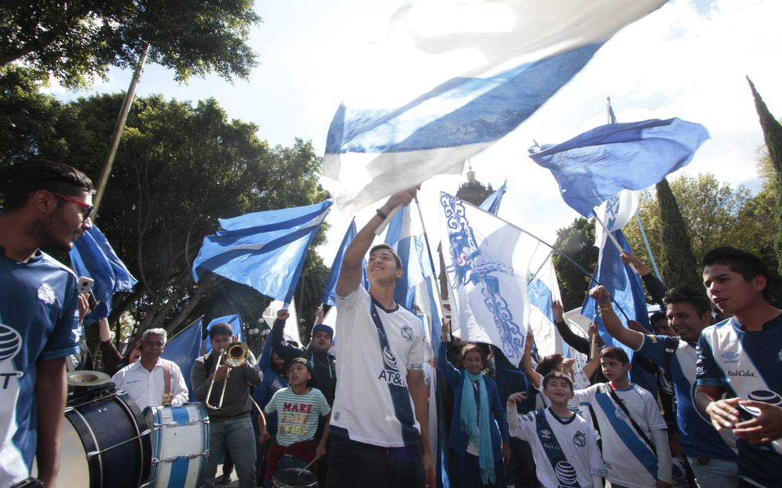 Hoy en día, los himnos no son simplemente canciones; son símbolos cruciales que reflejan la unión entre la afición y el club. 
Foto: Producción El Universal Puebla