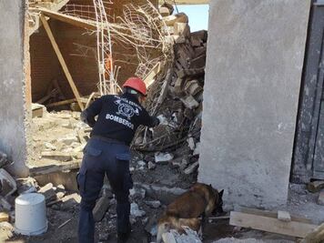 Rescatan a tres albañiles tras derrumbe en Lomas de Angelópolis