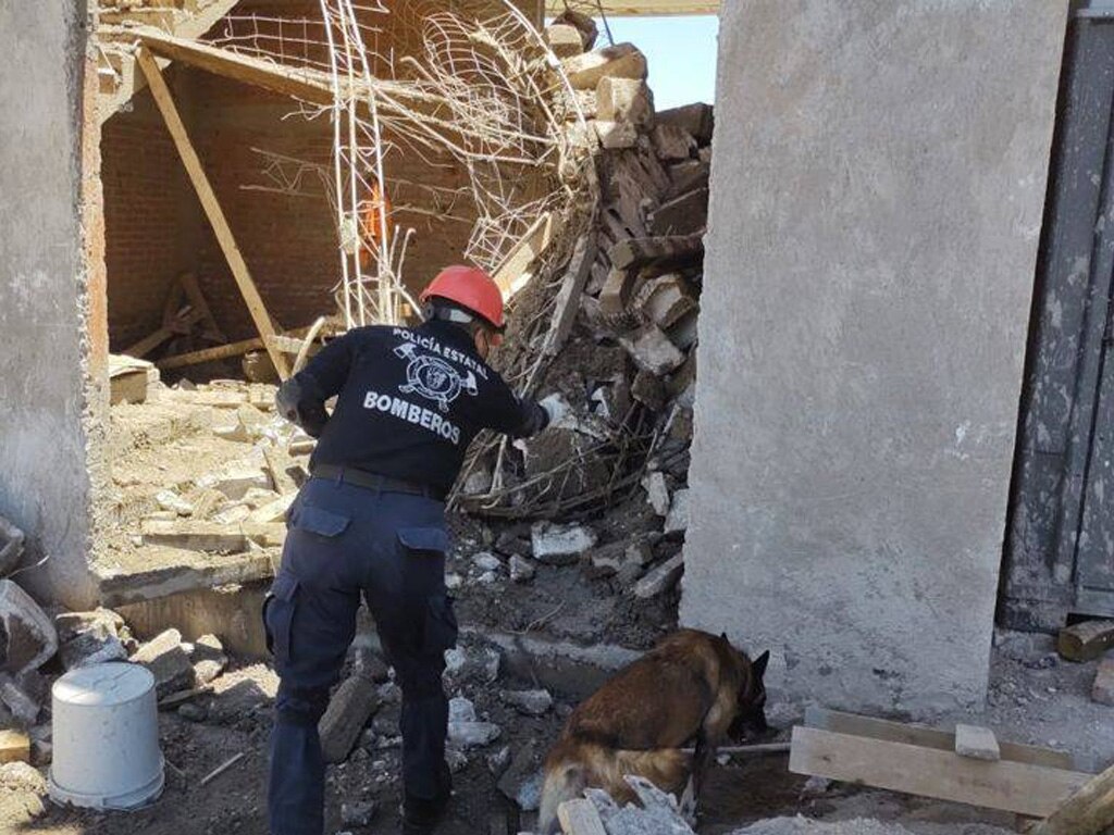 Rescatan a tres albañiles tras derrumbe en Lomas de Angelópolis