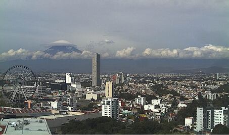 Nube lenticular se posa sobre el Popocatépetl