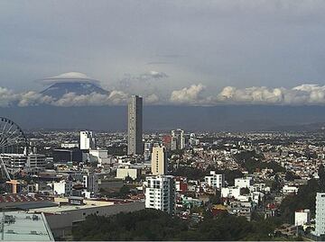 Nube lenticular se posa sobre el Popocatépetl