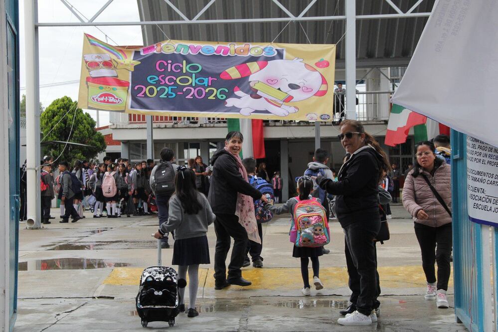 Padres de familia y alumnos se preguntan si el 15 de septiembre habrá clases | Foto: EsImagen