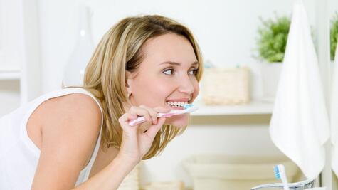 ¿Por qué no se debe enjuagar la boca despues del cepillado?