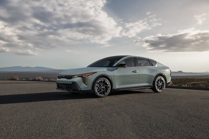 En el interior, el Kia K4 destaca por su cabina minimalista que incorpora una pantalla de casi 30 pulgadas con la interfaz ccNC Lite, prometiendo una experiencia de infoentretenimiento más rápida y personalizable. 

Foto: Producción El Universal Puebla