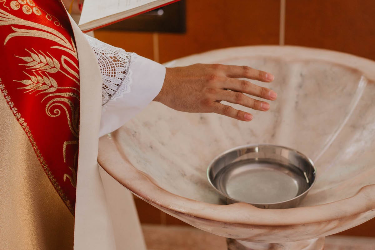 Recuerda que la bendición del agua se realiza por la intervención directa de Dios a través de los sacerdotes, quienes están ungidos con el permiso divino. 

Foto: Producción El Universal Puebla